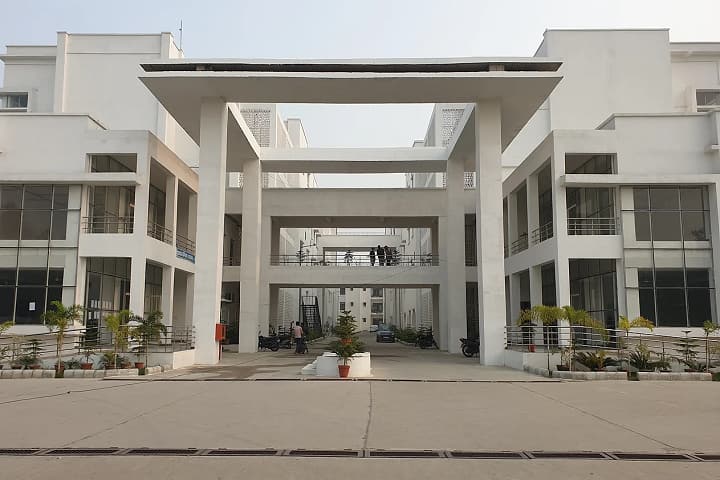 Maharaja Suhel Dev Autonomous State Medical College and Maharishi Balark Hospitals campus in Bahraich, Uttar Pradesh, India — photo 1