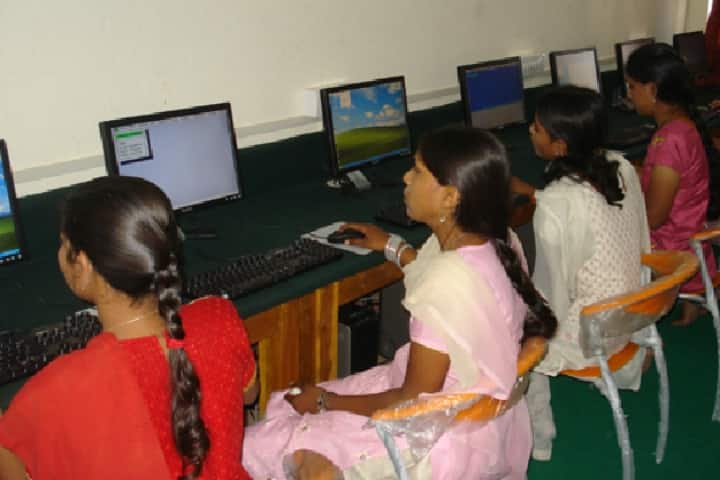 Smt Champaben Balchand Shah Mahila Mahavidyalaya campus in Sangli Miraj Kupwad, Maharashtra, India — photo 6