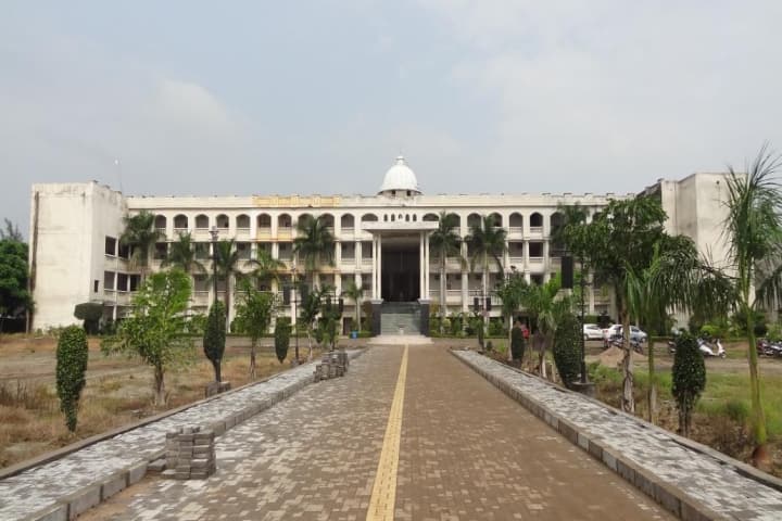 Smt Rajkamal Baburao Tidke Mahavidyalaya campus in Nagpur, Maharashtra, India — photo 1