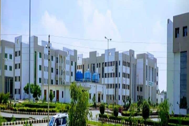 Rani Durgavati Medical College campus in Banda, Uttar Pradesh, India — photo 1