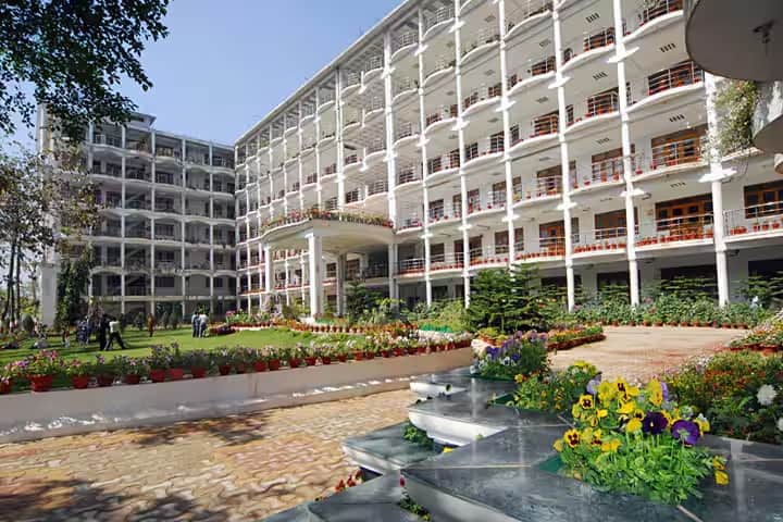 Era's Lucknow Medical College and Hospital campus in Lucknow, Uttar Pradesh, India — photo 1
