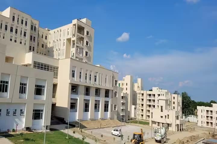 Dr Sone Lal Patel Autonomous State Medical College campus in Pratapgarh, Uttar Pradesh, India — photo 1