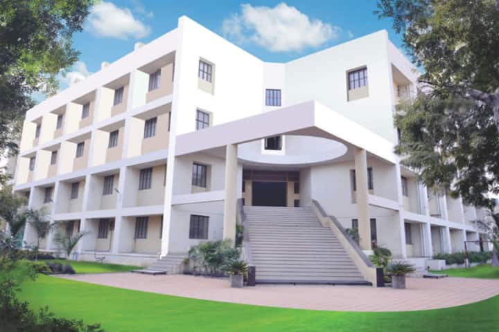 Dhanaji Nana Chaudhari Vidya Prabodhini's Shirish Madhukarrao Chaudhari College campus in Jalgaon, Maharashtra, India — photo 1