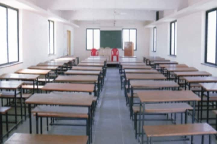 Solapur Zilla Samaj Seva Mandal's Santosh Bhimrao Patil Arts Commerce and Science College campus in Mandrup, Maharashtra, India — photo 2