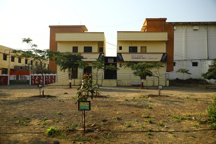 The Shendurni Secondary Education Co-Op Society's ARB Garud Arts Commerce and Science College campus in Jalgaon, Maharashtra, India — photo 1