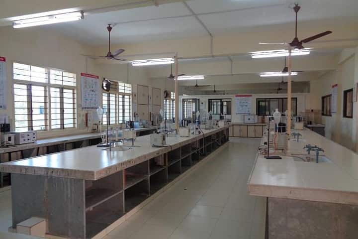 Shree Dhanvantary Pharmacy College campus in Surat, Gujarat, India — photo 2