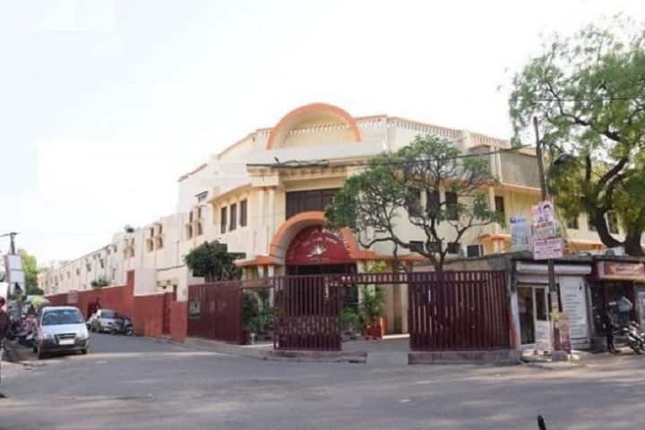 Navyug Kanya Mahavidyalaya campus in Lucknow, Uttar Pradesh, India — photo 2