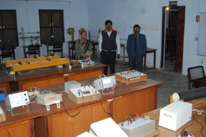 Navyug Kanya Mahavidyalaya campus in Lucknow, Uttar Pradesh, India — photo 4