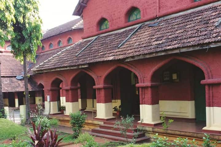 University College campus in Hampankatta, Karnataka, India — photo 1