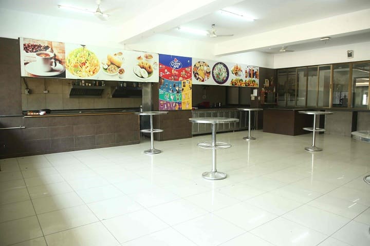 KLE Society of Science and Commerce College campus in Mumbai, Maharashtra, India — photo 3