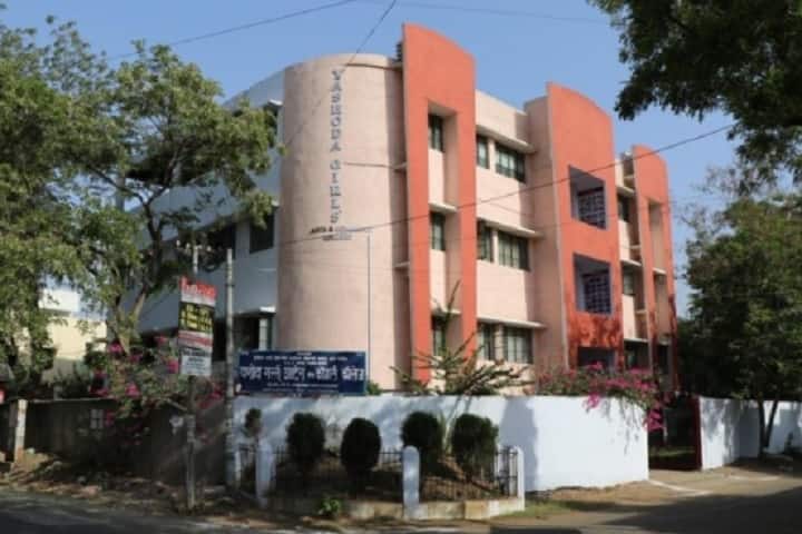 Yashoda Girls Arts And Commerce College campus in Nagpur, Maharashtra, India — photo 1