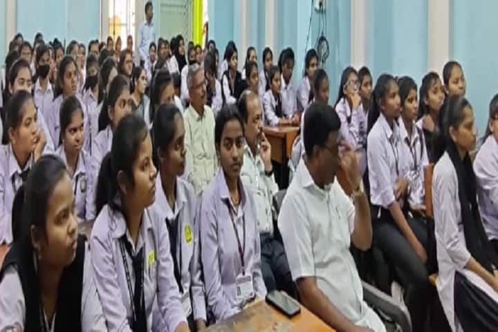 Women's College of Arts and Commerce campus in Nagpur, Maharashtra, India — photo 2