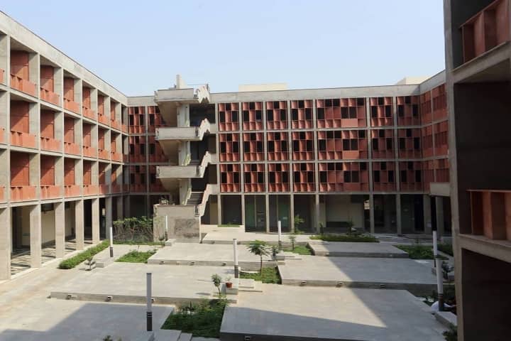 Amrut Mody School of Management campus in Ahmedabad, Gujarat, India — photo 2