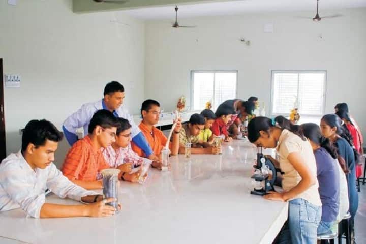 Smt Maherbanu College of Science and Commerce campus in Akola, Maharashtra, India — photo 4