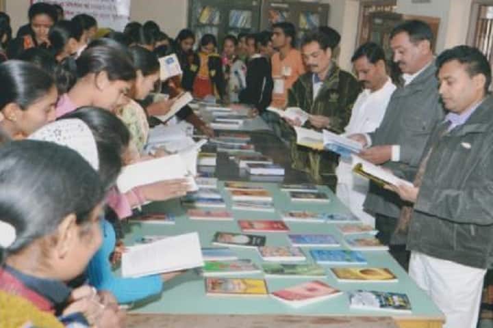 Smt CC Mahila Arts and Sheth CN Commerce College campus in Visnagar, Gujarat, India — photo 3