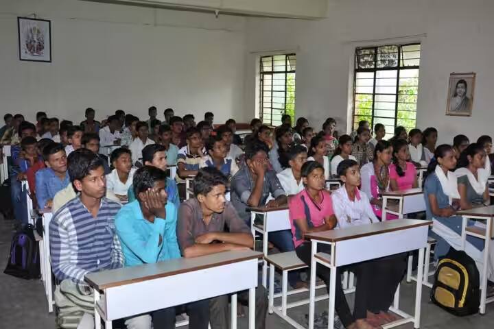 Satara Maratha Vidya Prasarak Samaj's Arts and Commerce College campus in Satara, Maharashtra, India — photo 3