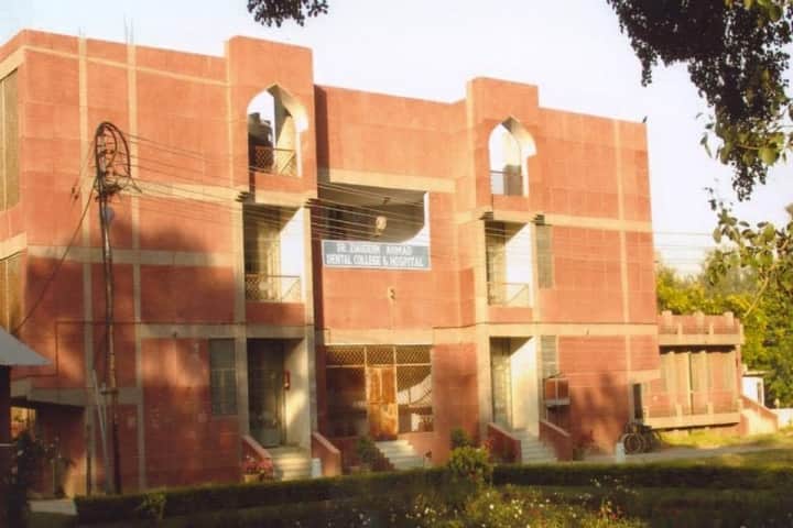 Dr Ziauddin Ahmad Dental College campus in Aligarh, Uttar Pradesh, India — photo 1