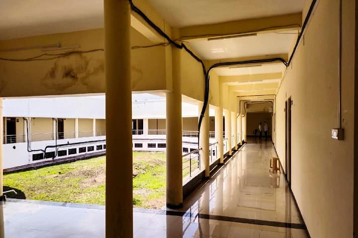 Model College campus in Ghansawangi, Maharashtra, India — photo 3