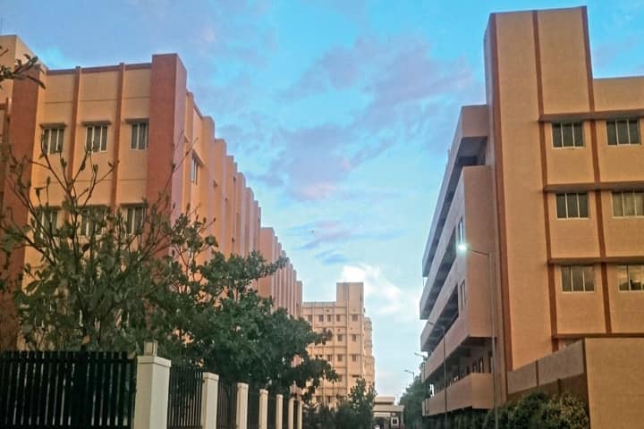 Velammal Medical College Hospital and Research Institute campus in Madurai, Tamil Nadu, India — photo 6