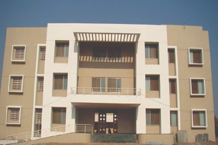 Smt Kusumtai Rajarambapu Patil Kanya Mahavidyalaya campus in Islampur, Maharashtra, India — photo 1