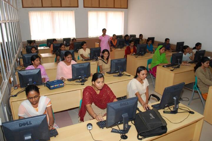 Smt Kusumtai Rajarambapu Patil Kanya Mahavidyalaya campus in Islampur, Maharashtra, India — photo 3