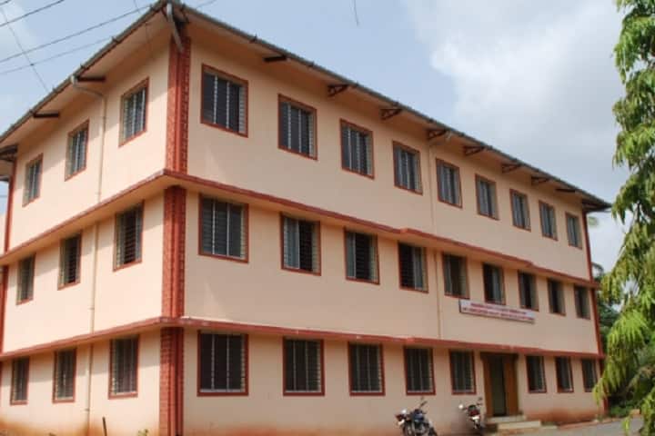 Raosaheb Gogate College of Commerce and Smt Saraswatibai Ganshet Walke College of Arts campus in Sindhudurg, Maharashtra, India — photo 1