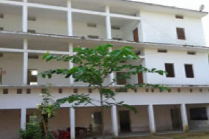 Dhanwanti Mahila Mahavidyalaya campus in Chandauli, Uttar Pradesh, India — photo 1