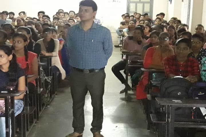Smt GN Pandya Commerce and Science College campus in Surat, Gujarat, India — photo 2
