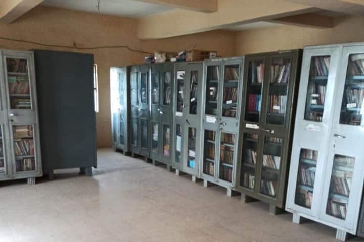 Shri MN Kampani Arts and AK Shah Commerce College campus in Mangrol, Gujarat, India — photo 2