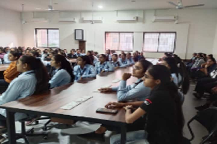 Meenaben Jayantibhai Kundaliya Arts and Commerce Mahila College campus in Rajkot, Gujarat, India — photo 3