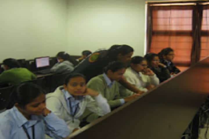 Meenaben Jayantibhai Kundaliya Arts and Commerce Mahila College campus in Rajkot, Gujarat, India — photo 4