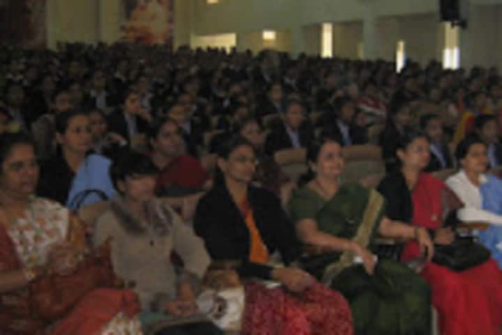 Meenaben Jayantibhai Kundaliya Arts and Commerce Mahila College campus in Rajkot, Gujarat, India — photo 5