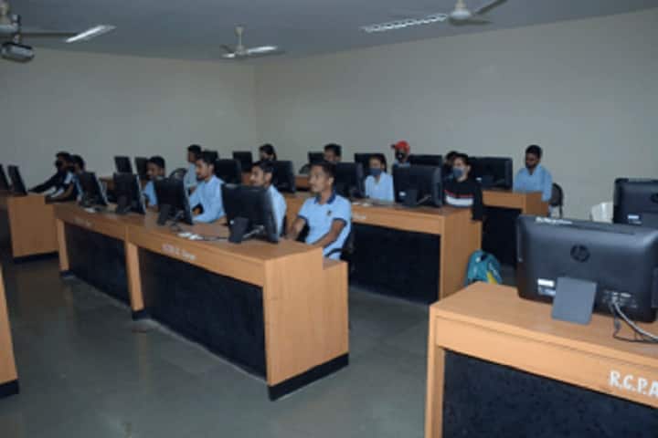 RC Patel Arts Commerce and Science College campus in Dhule, Maharashtra, India — photo 6