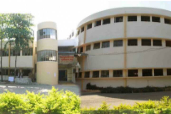 Smt Sushiladevi Deshmukh Senior College campus in Latur, Maharashtra, India — photo 1