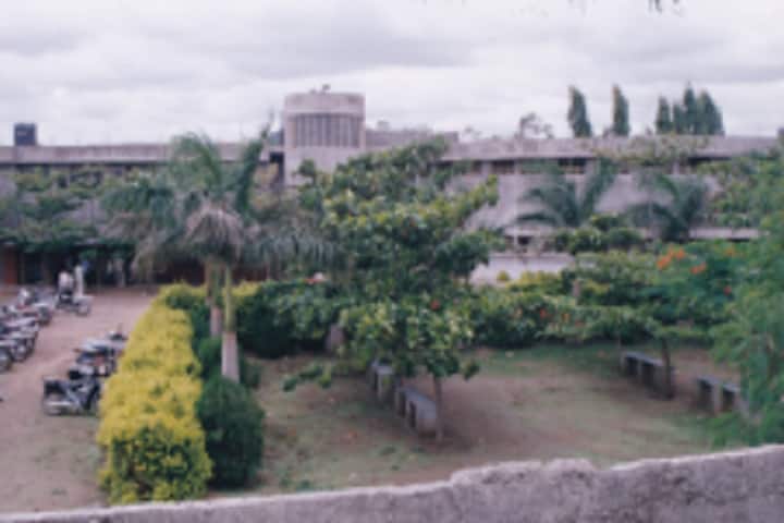 Smt Sushiladevi Deshmukh Senior College campus in Latur, Maharashtra, India — photo 2