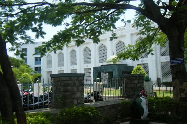 Sholapur Social Association's Arts and Commerce College campus in Solapur, Maharashtra, India — photo 1