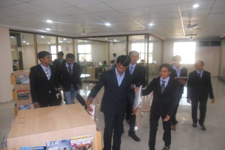 Kum MH Gardi School of Management campus in Rajkot, Gujarat, India — photo 5