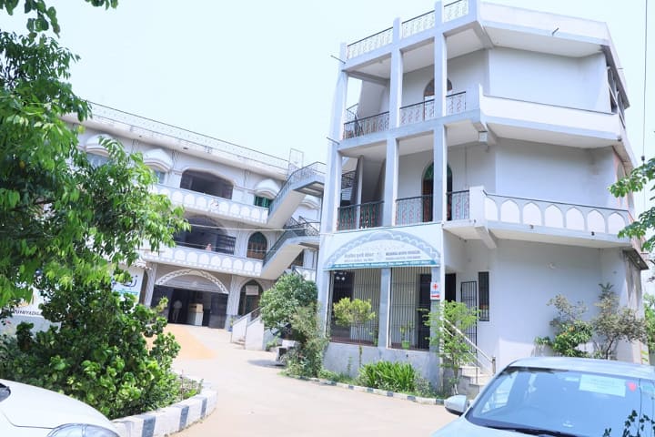 Nezamia Unani Medical College and Hospital campus in Gaya, Bihar, India — photo 1