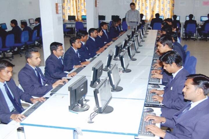 Kusumben Kadakia Arts and Commerce College campus in Bharuch, Gujarat, India — photo 4