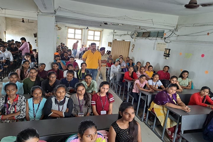 Government Science College campus in Pardi, Gujarat, India — photo 2