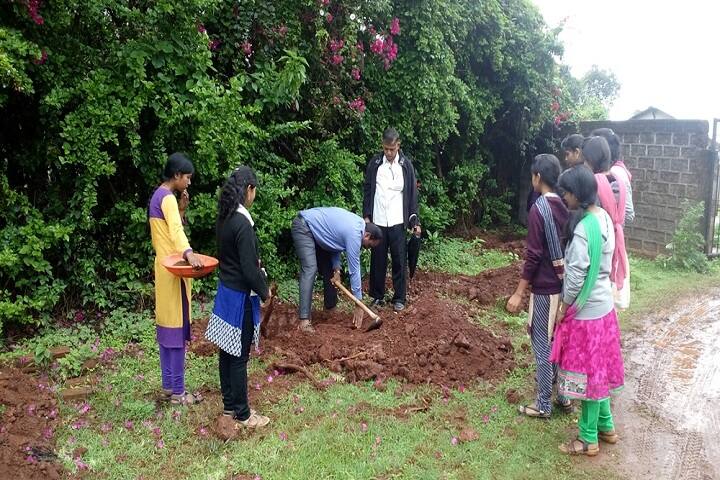 Smt Meenalben Mehta College campus in Satara, Maharashtra, India — photo 4