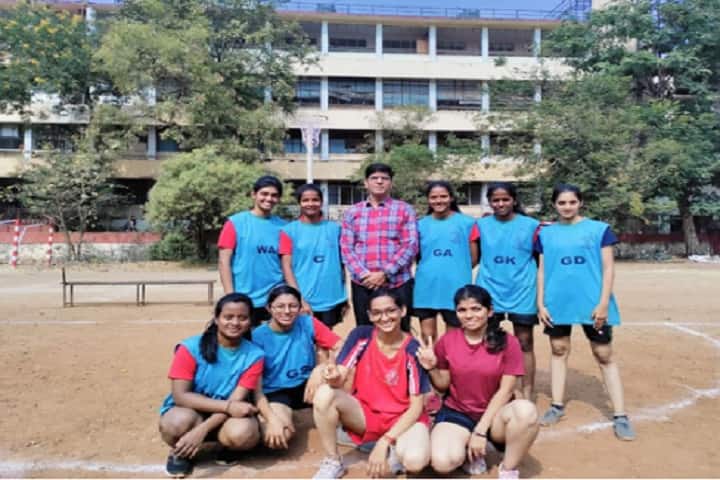 Huzurpaga Smt Durgabai Mukunddas Lohiya Mahila Vanijya Mahavidyalaya campus in Pune, Maharashtra, India — photo 3
