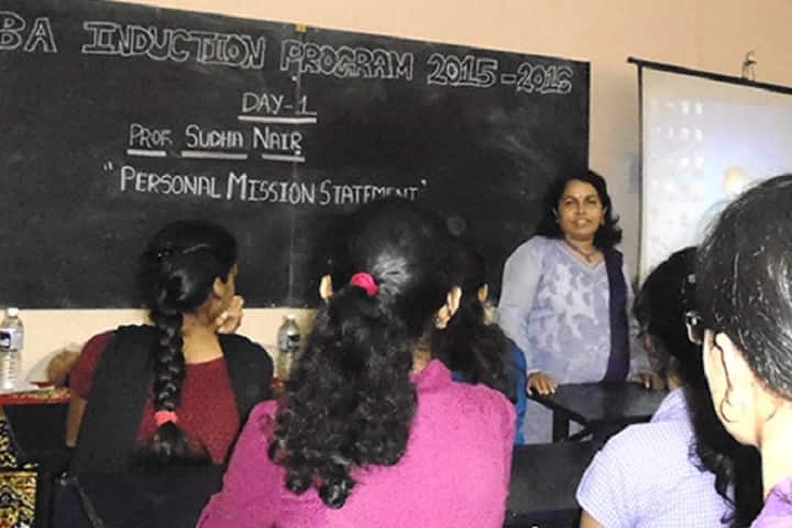 Huzurpaga Smt Durgabai Mukunddas Lohiya Mahila Vanijya Mahavidyalaya campus in Pune, Maharashtra, India — photo 5