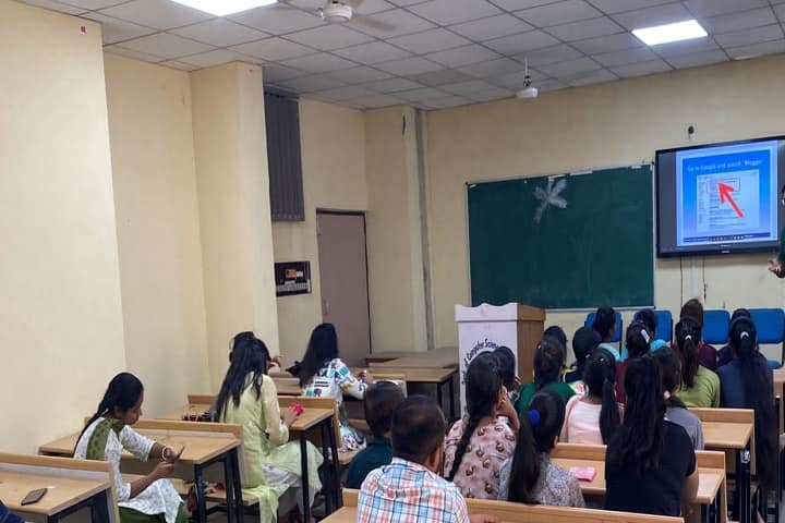 Shri Durga Mahila Mahavidyalaya campus in Tohana, Haryana, India — photo 2