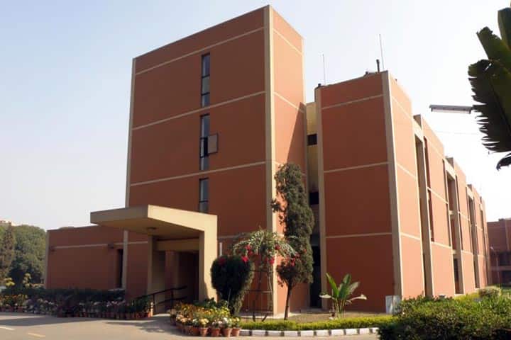 Maharani Laxmi Bai Mahila Mahavidhyalaya campus in Rampur, Uttar Pradesh, India — photo 1