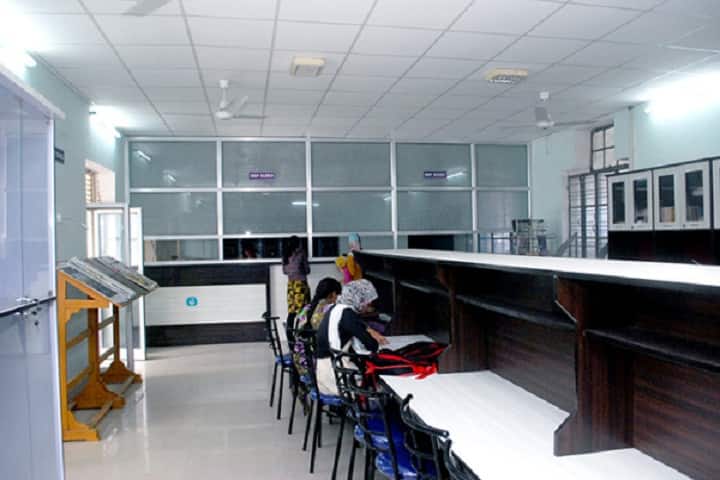 Hamidia Girls Degree College campus in Allahabad, Uttar Pradesh, India — photo 4