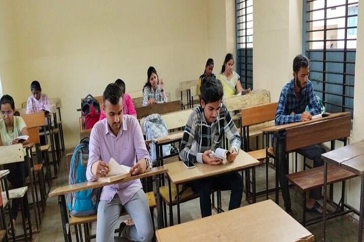 Govindlal Kanhaiyalal Joshi Night Commerce College campus in Latur, Maharashtra, India — photo 3