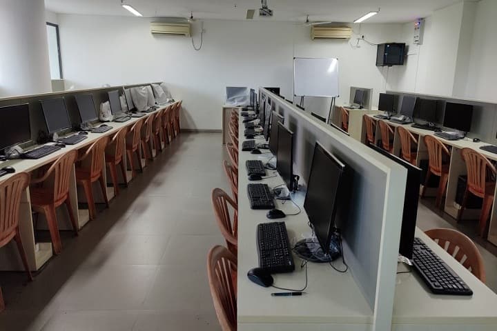 MV Mandali's Colleges of Commerce and Science campus in Mumbai, Maharashtra, India — photo 4