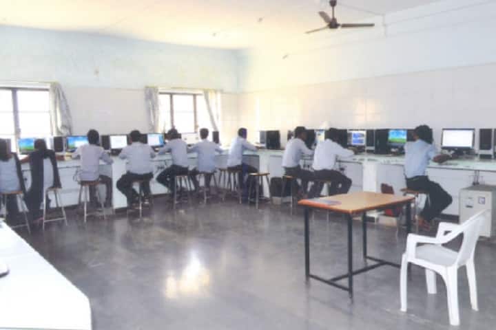 VG Shivdare College of Arts Commerce and Science campus in Solapur, Maharashtra, India — photo 4