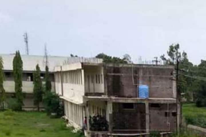 Shriman Bhausaheb Zadbuke Mahavidyalaya campus in Solapur, Maharashtra, India — photo 1